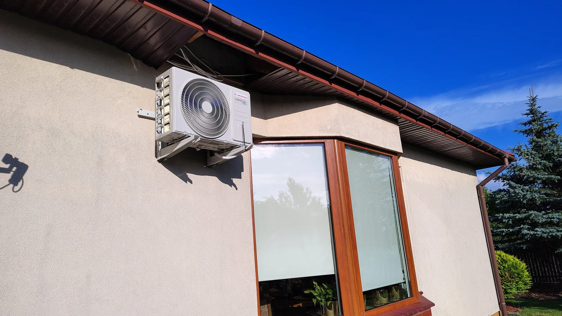 Jednostka klimatyzacji Ariston na elewacji