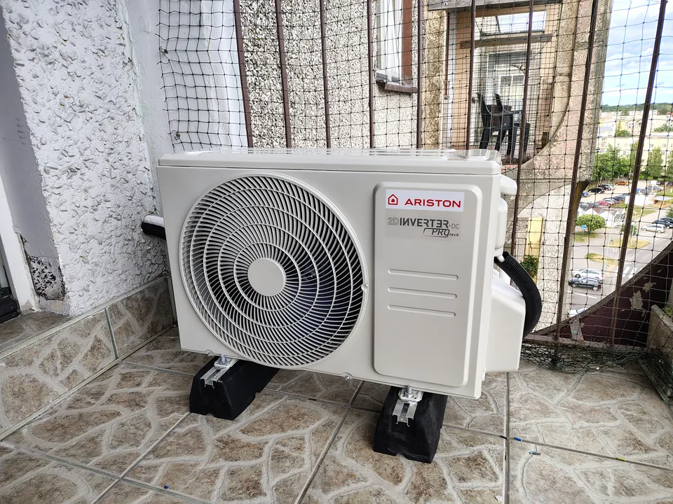 Klimatyzacja Ariston — Jednostka zewnętrzna na balkonie